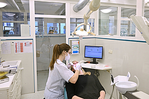 Behandlungssaal in der Uni-Zahnklinik wiedereröffnet
