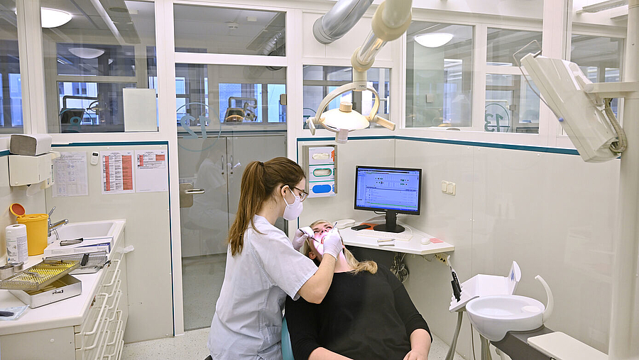 Behandlungssaal in der Uni-Zahnklinik wiedereröffnet