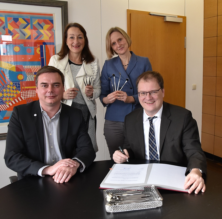 Zahnklinik der Universität Witten/Herdecke reinigt Instrumente