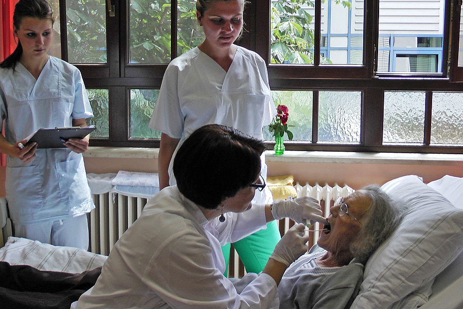 Hilfebedarf von Senioren beim Zähneputzen ermitteln - Uni Jena gewinnt Prophylaxepreis